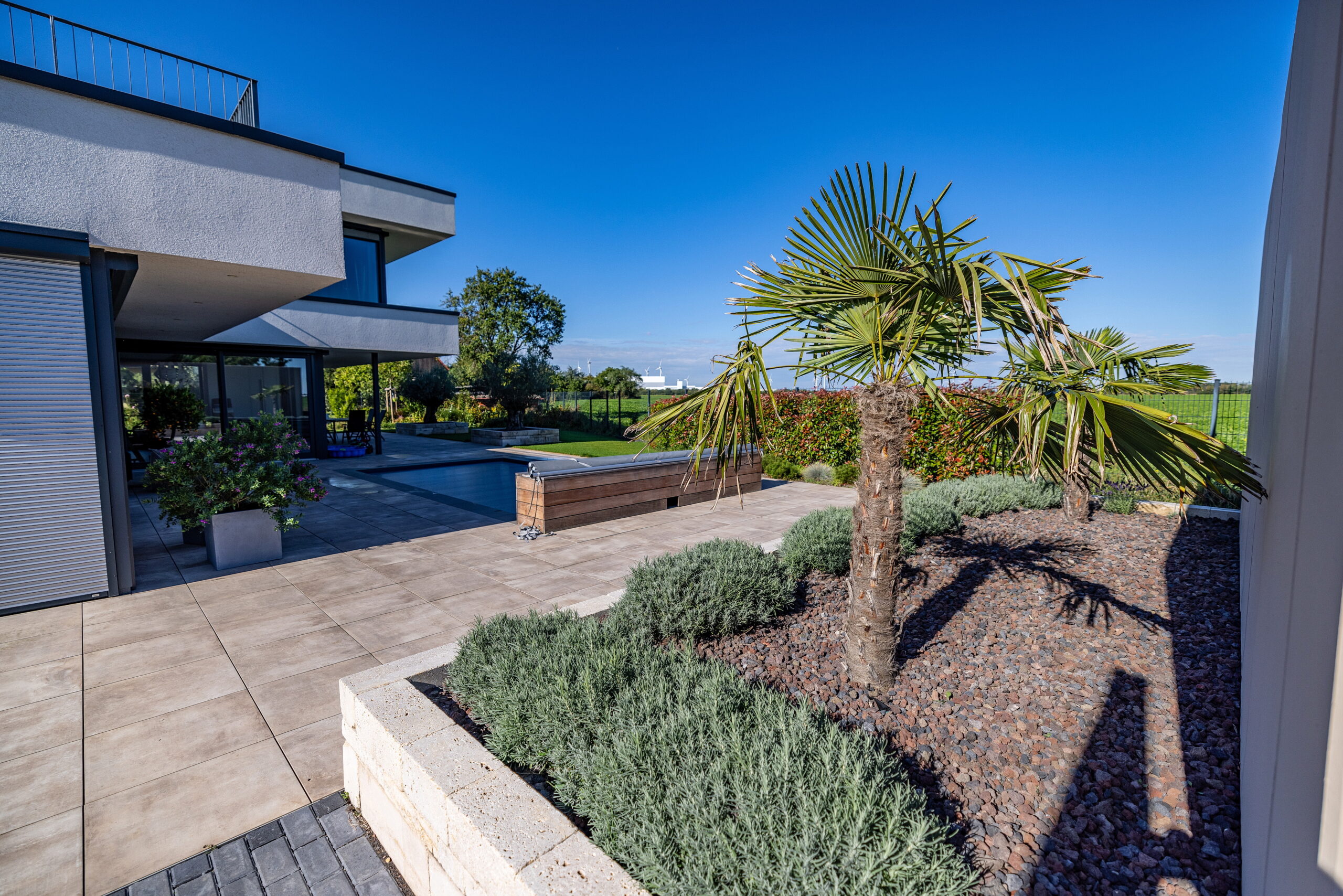 Gartengestaltung Hausgarten modern mit Pool