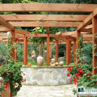 Mediterranes Gartenparadies mit Holzpergola und blühenden Pflanzen – eine Oase der Entspannung