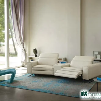 Moderner Wohnbereich mit bequemen weißen Sesseln, blauem Teppich, großem Fenster und stilvollem türkisfarbenen Stuhl